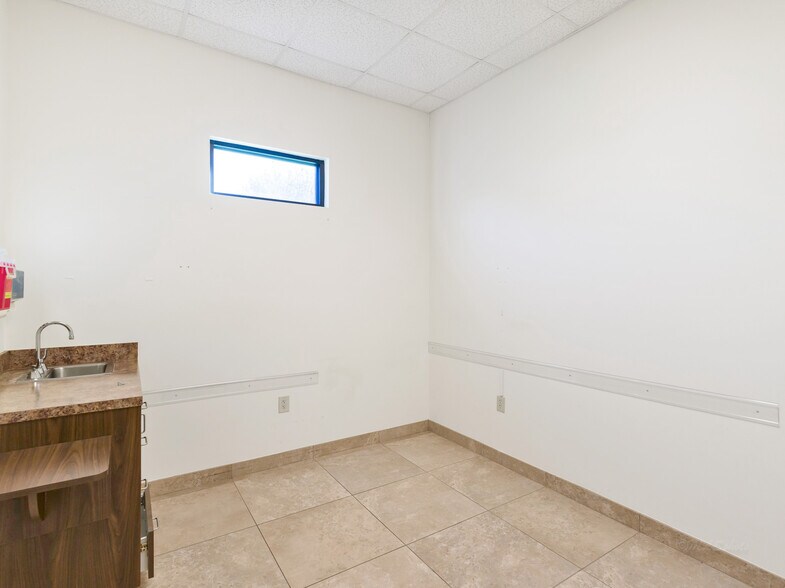 More Photos Of 714 S Peek Rd, Katy Medical For Lease