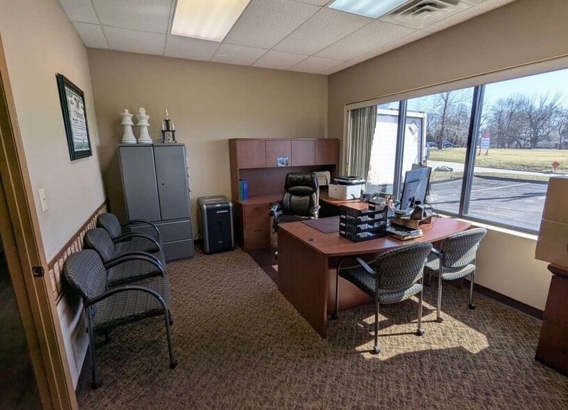 More Photos Of 501 N Service Rd, Saint Peters Warehouse For Lease