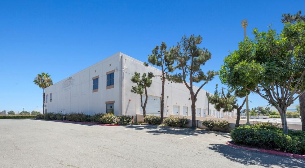 More Photos Of 7685 Siempre Viva Rd, San Diego Warehouse For Lease