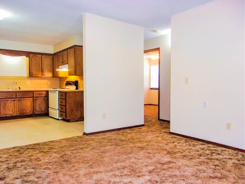 More Photos Of 210 NW North St, Minco Apartments For Sale