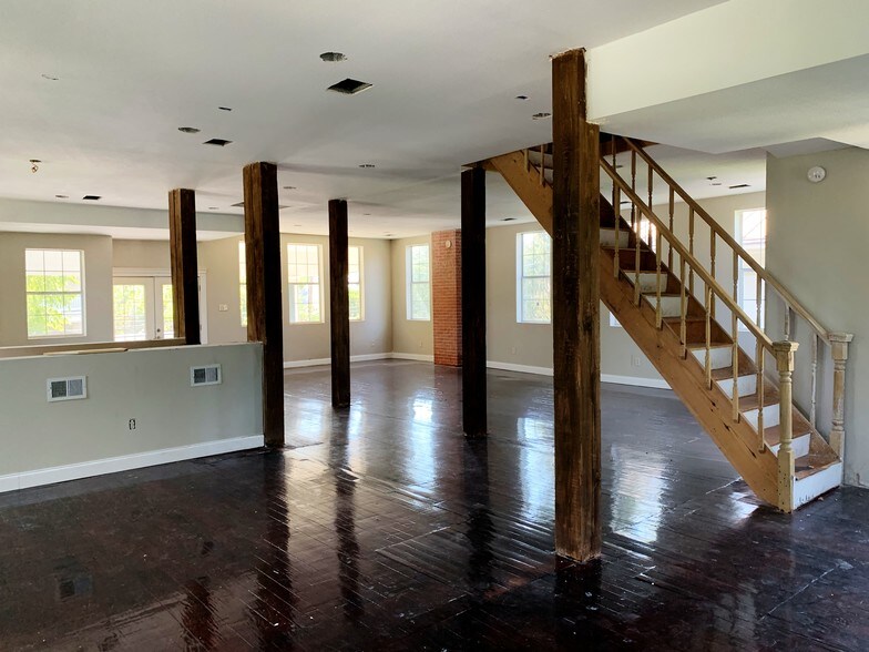 More Photos Of 127 Lewis St, San Antonio Office For Sale