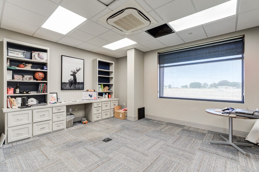 More Photos Of 2405 114th St, Lubbock Office For Sale