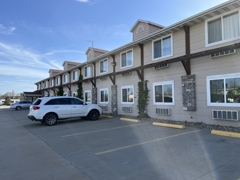More Photos Of 1423 S US Old Highway 75, Sabetha Hotel For Sale