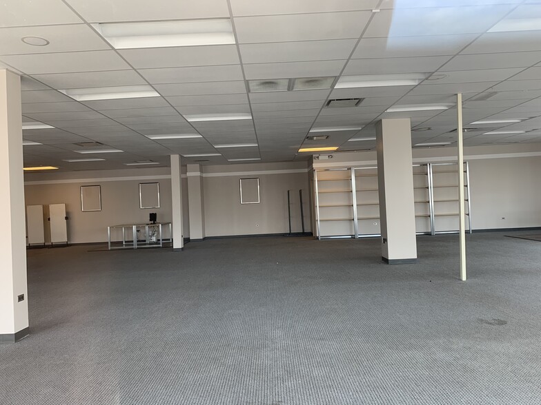 More Photos Of 4801-4821 W Irving Park Rd, Chicago Storefront Retail Office For Lease