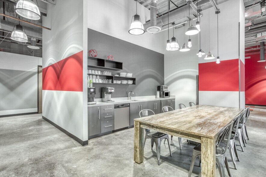 More Photos Of 1200 N Ashland Ave, Chicago Office For Lease