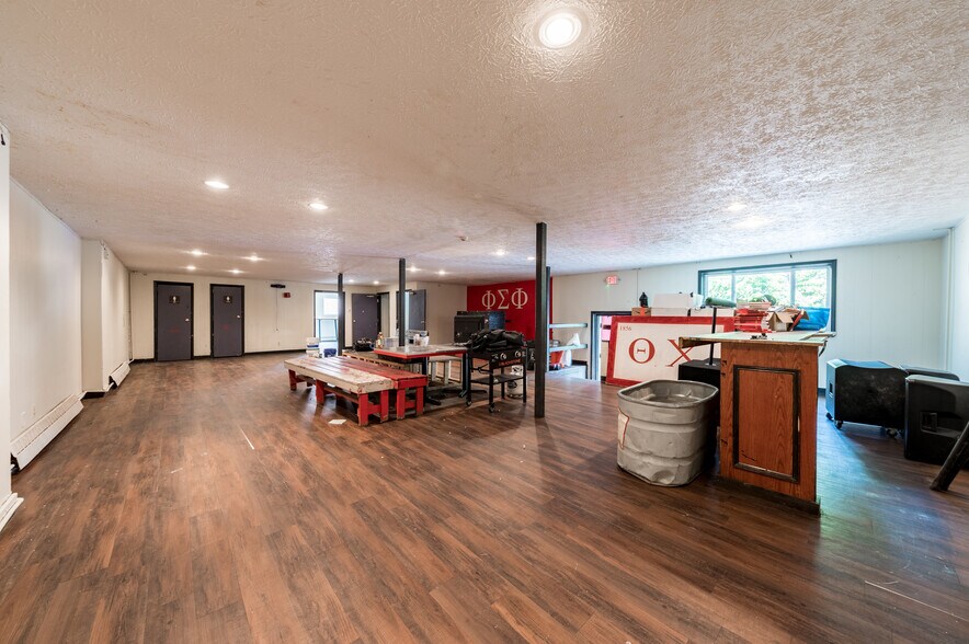 More Photos Of 112 Waverly St, Morgantown Sorority Fraternity House For Sale