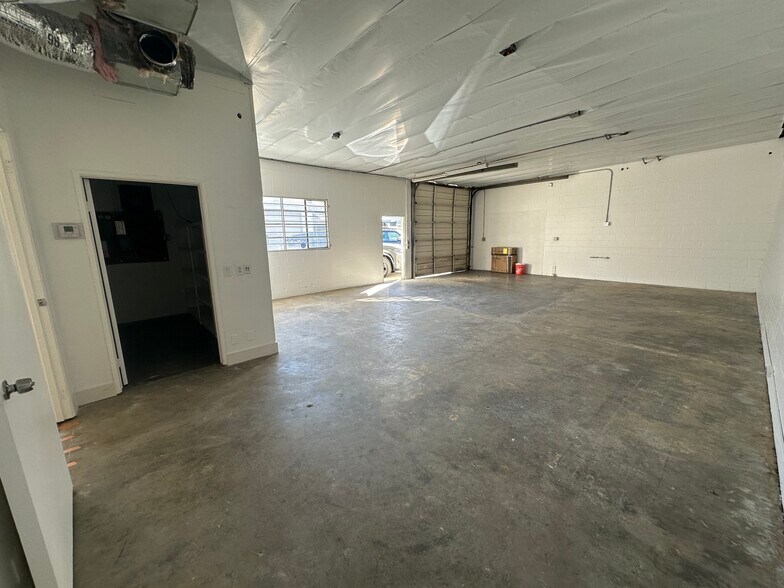 More Photos Of 400-402 W Chevy Chase Dr, Glendale Manufacturing For Lease