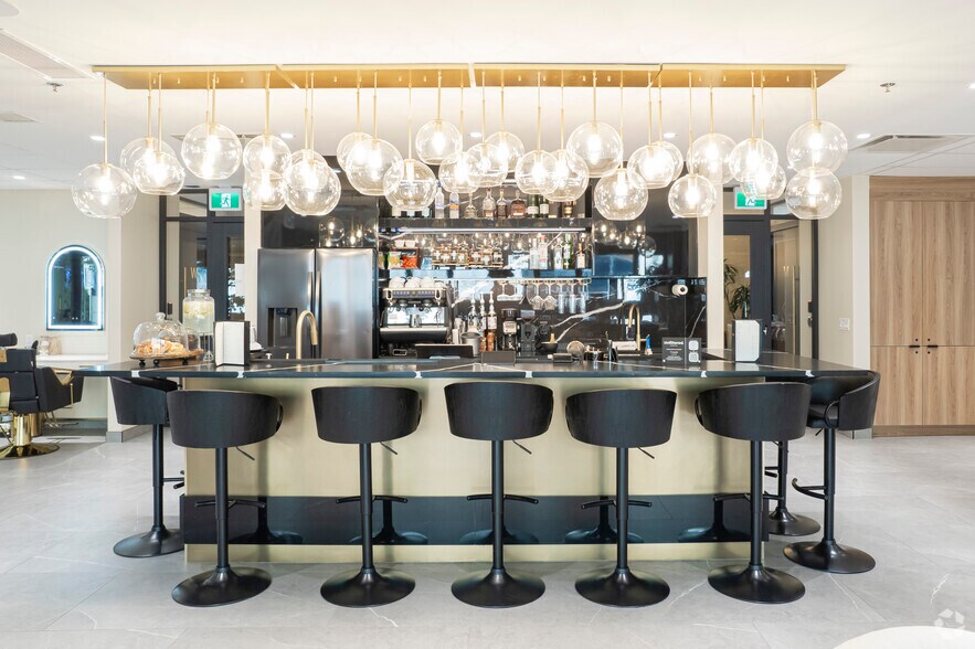 More Photos Of 909 5 Av SW, Calgary Apartments For Lease