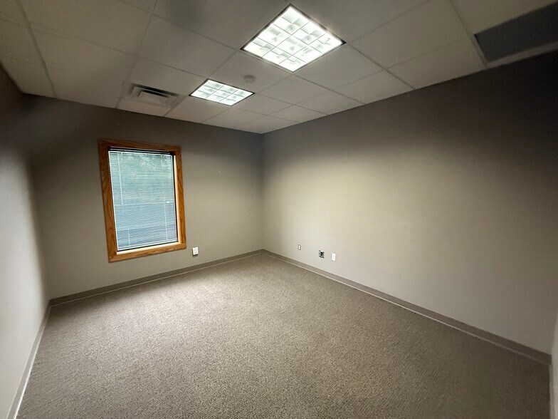 More Photos Of 1980-1986 NW Copper Oaks Cir, Blue Springs Office For Sale