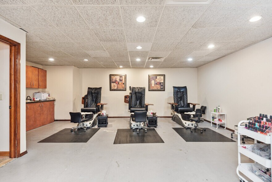 More Photos Of 470 Tucker Dr, Maysville Storefront Retail Office For Sale