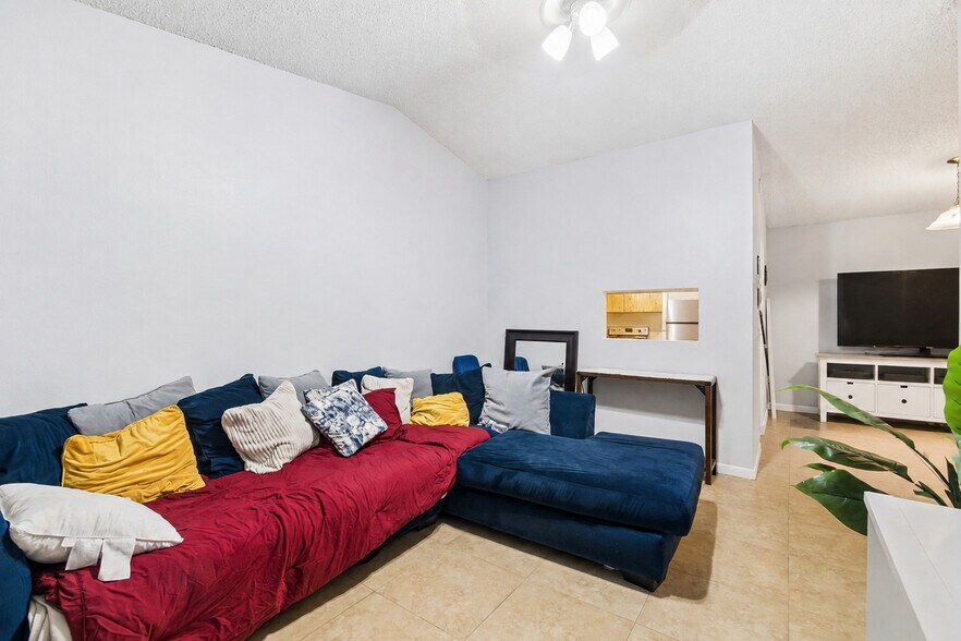 More Photos Of 3132 Bloomingdale Villas Ct, Brandon Apartments For Sale