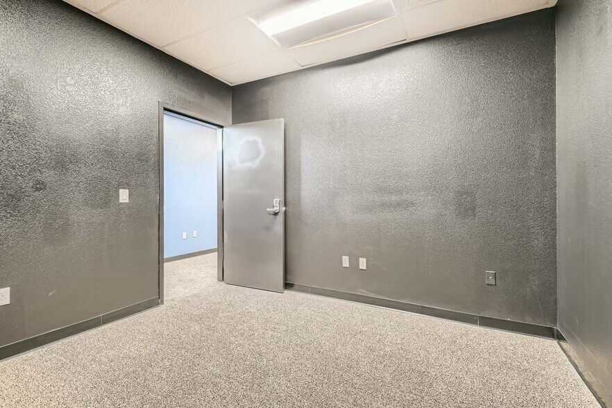 More Photos Of 5165 Rousso Rd, Las Vegas Distribution For Lease