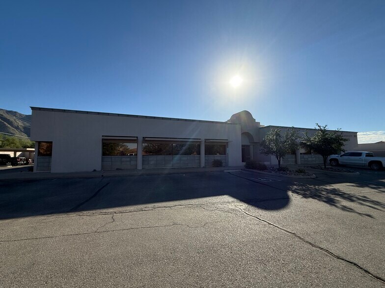 More Photos Of 180 W Magee Rd, Tucson Medical For Lease