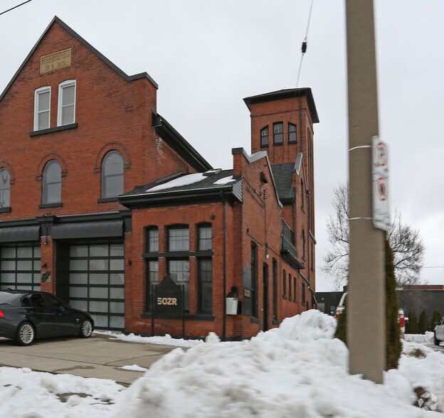 More Photos Of 318 Duke St W, Kitchener Office For Lease