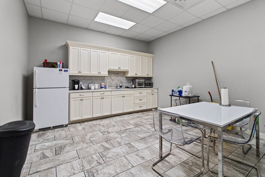 More Photos Of 7910 N Hwy 146, Baytown Showroom For Lease