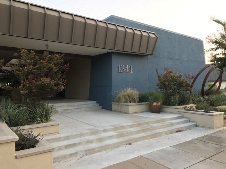More Photos Of 1341 W Robinhood Dr, Stockton Office For Lease