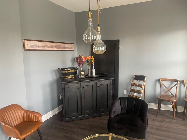 More Photos Of 491 S 4th St, Columbus Restaurant For Lease