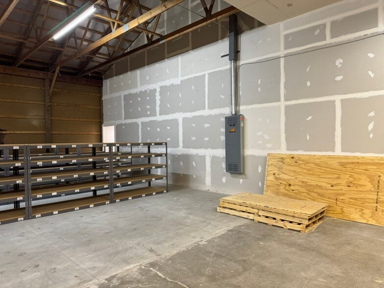 More Photos Of 16410 Grove Rd, Lansing Warehouse For Lease