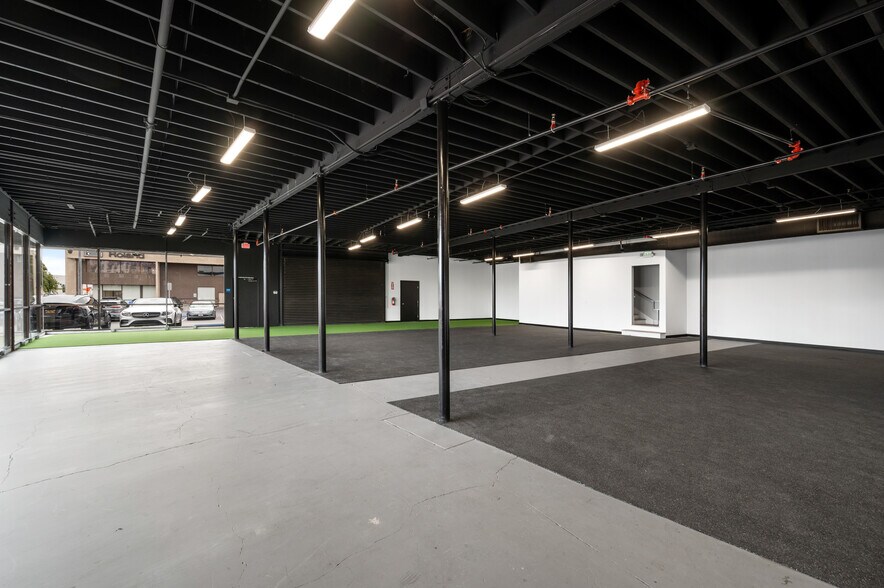 More Photos Of 800 E Dyer Rd, Santa Ana Showroom For Sale