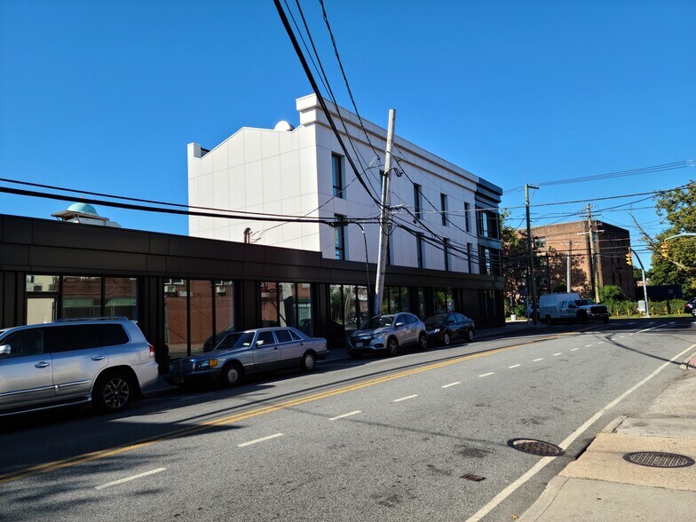 More Photos Of 705 Middle Neck Rd, Great Neck Coworking Space