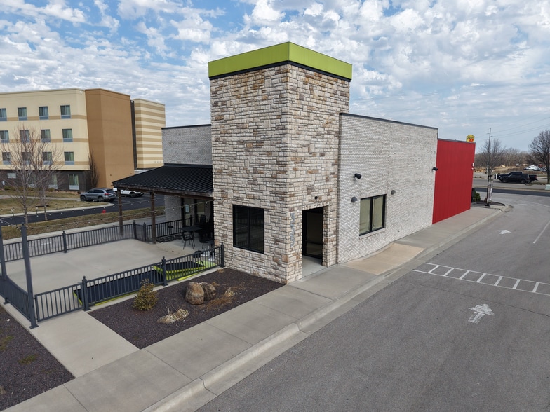 Primary Photo Of 335 E Russell Ave, Warrensburg Fast Food For Sale