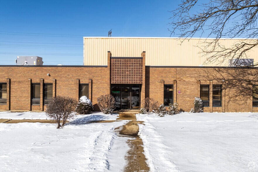 More Photos Of 1700 W Cortland Ct, Addison Warehouse For Sale