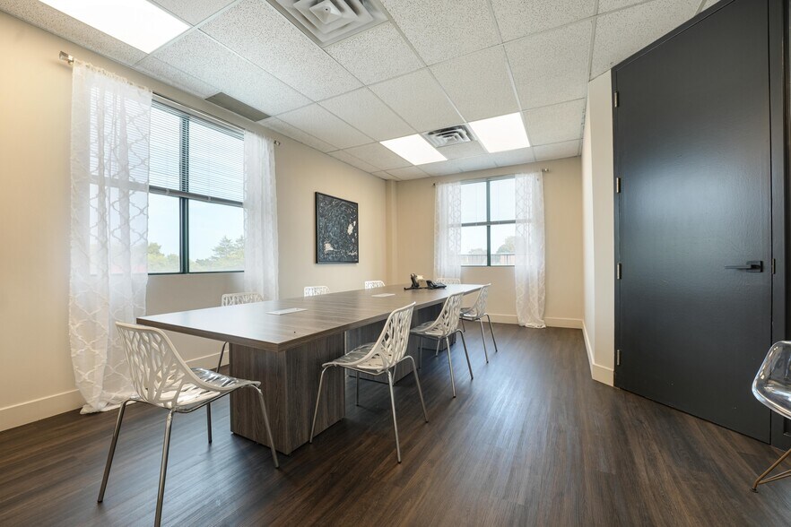More Photos Of 2155 Dunwin Dr, Mississauga Office Residential For Sale
