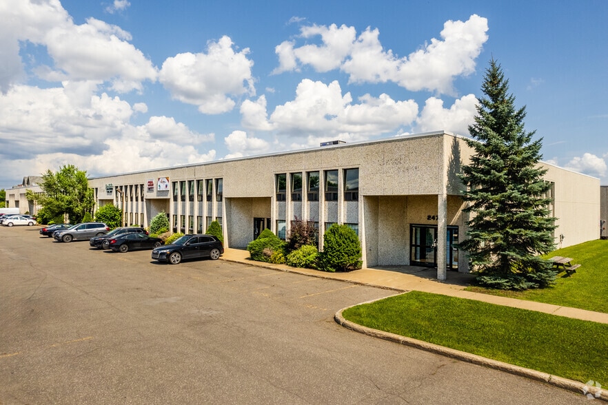 More Photos Of 2403-2467 Rue Guénette, Saint-Laurent Unknown For Lease