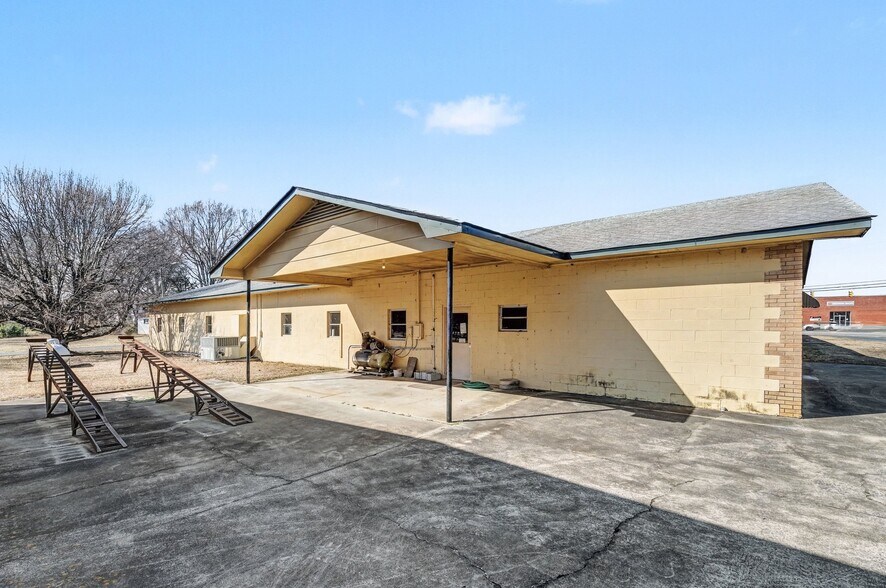 More Photos Of 6402 W Marshville Blvd, Marshville Showroom For Lease