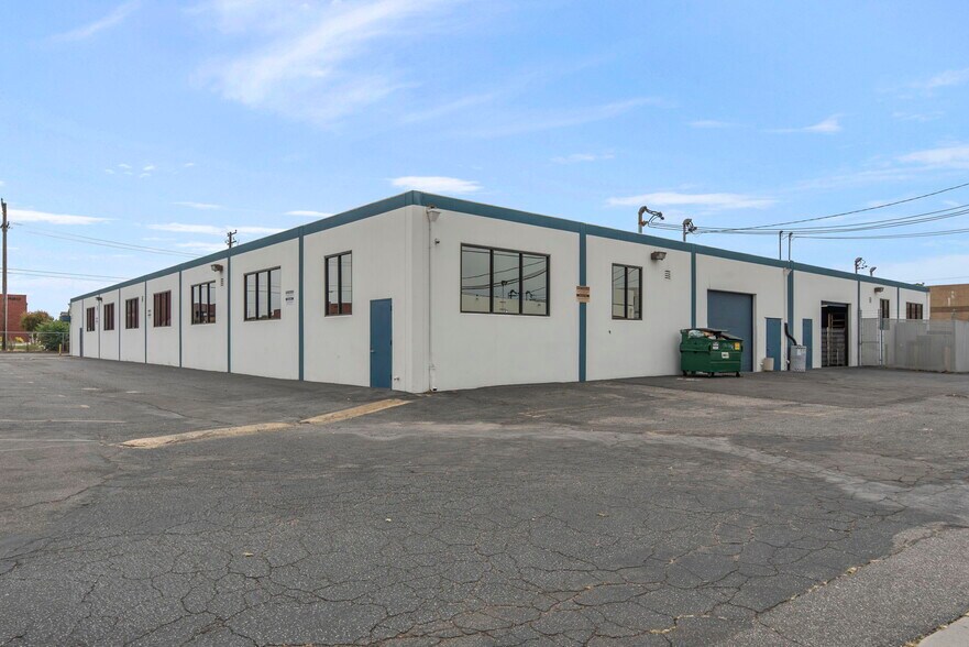 More Photos Of 1761-1765 W Oak St, Torrance Warehouse For Lease