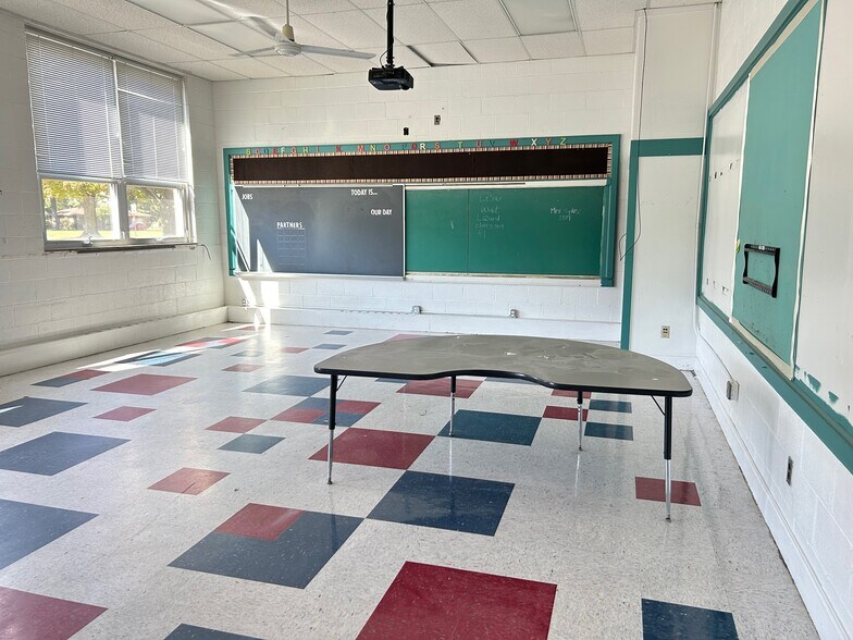More Photos Of 709 Deacon St, Hebron Schools For Lease