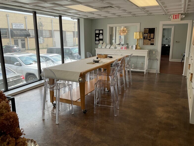 More Photos Of 147 Pittsburg St, Dallas Showroom For Lease
