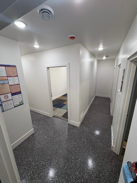 More Photos Of 2011 Hull Ave, Des Moines Truck Terminal For Lease