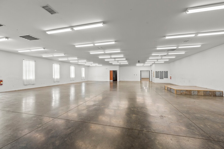 More Photos Of 8017 N Point Blvd, Winston-Salem Industrial For Lease
