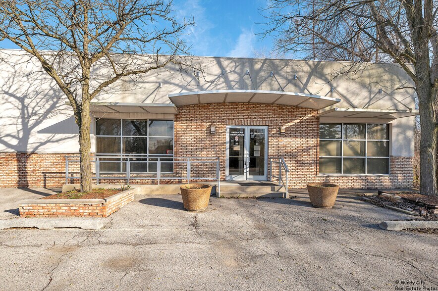 More Photos Of 301 Ramona Ave, Elgin Warehouse For Sale
