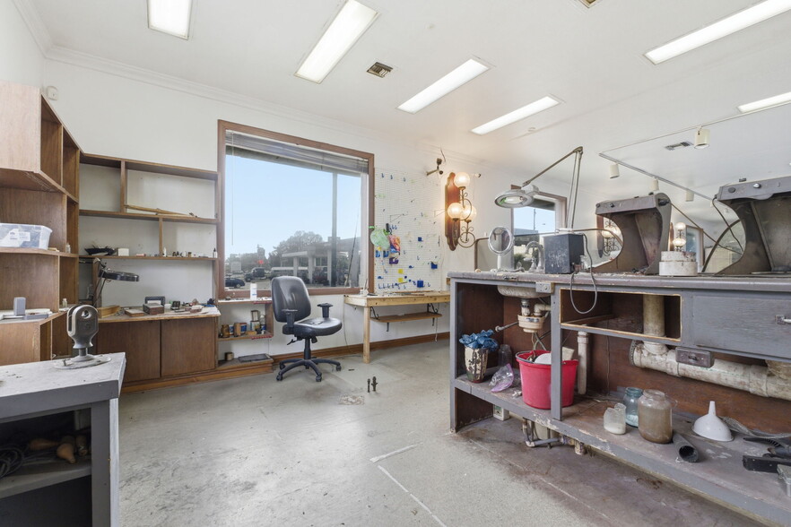 More Photos Of 2122 S Glenstone Ave, Springfield Freestanding For Sale