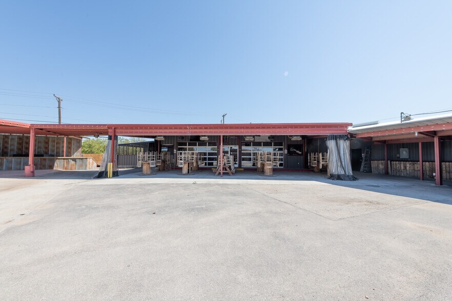 More Photos Of 1402 Old Iowa Park, Wichita Falls Specialty For Lease