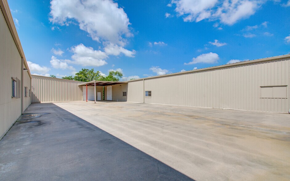 More Photos Of 7002 Bissell Rd, Manvel Manufacturing For Sale
