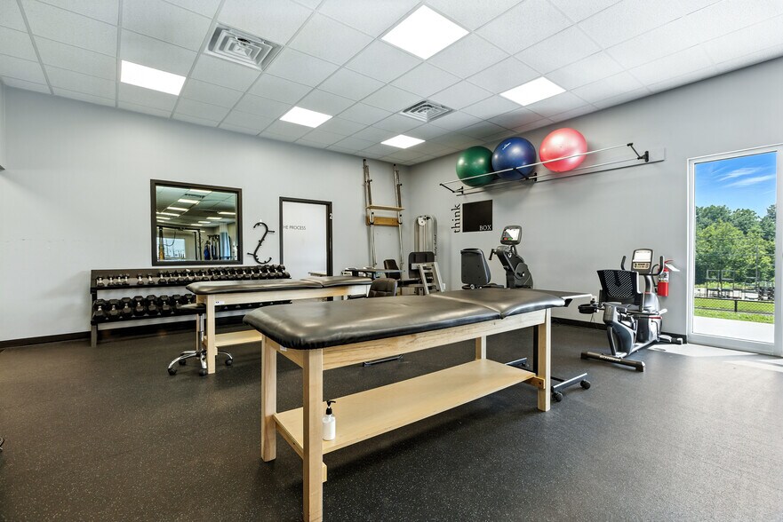 More Photos Of 2221 John Williams Blvd, Bedford Office For Sale