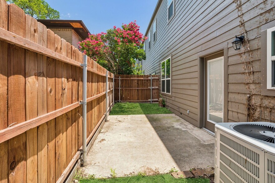 More Photos Of 1101 N Locust St, Denton Apartments For Sale