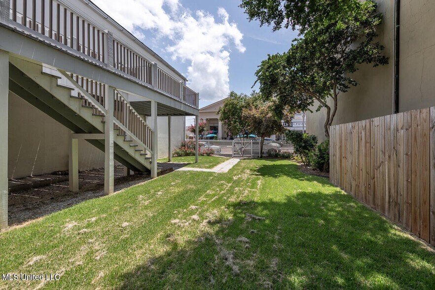 More Photos Of 433 Main St, Natchez Freestanding For Sale