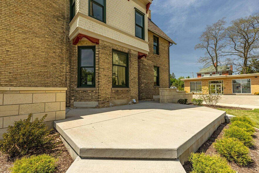 More Photos Of 1303 11th St, Monroe Storefront Retail Office For Lease