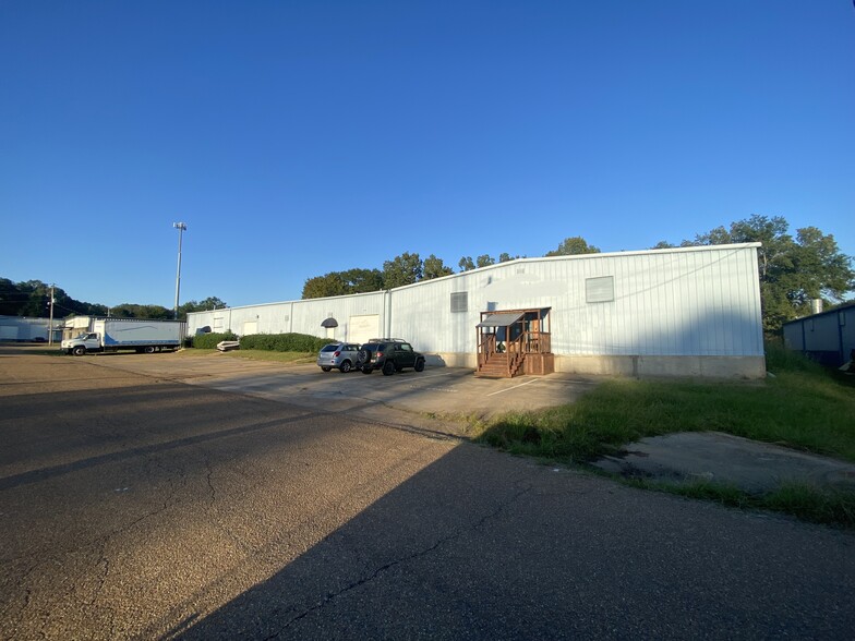 Primary Photo Of 216 Industrial Dr, Ridgeland Manufacturing For Lease