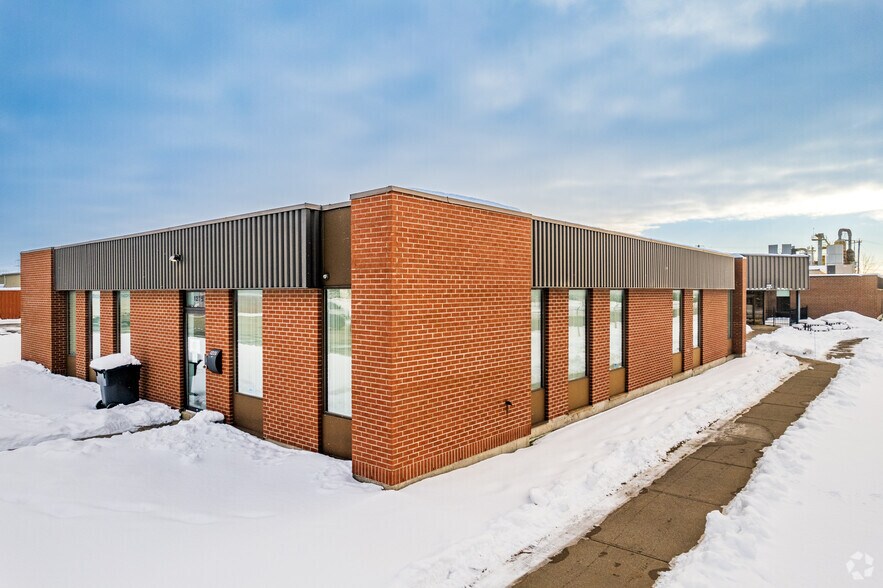 Primary Photo Of 1265-1325 Rue Industrielle, La Prairie Warehouse For Lease