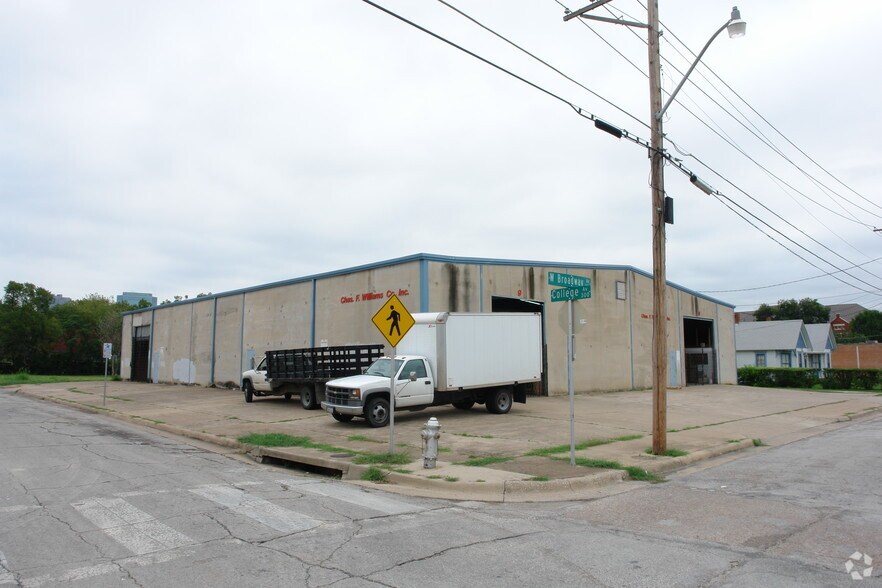 More Photos Of 828 W Broadway Ave, Fort Worth Warehouse For Lease
