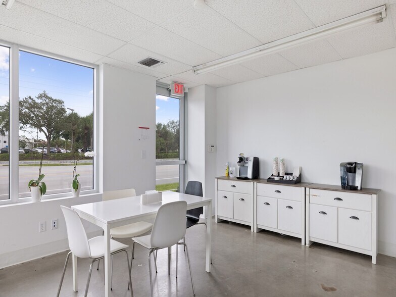 More Photos Of 675 US Highway 1, Vero Beach Warehouse For Lease