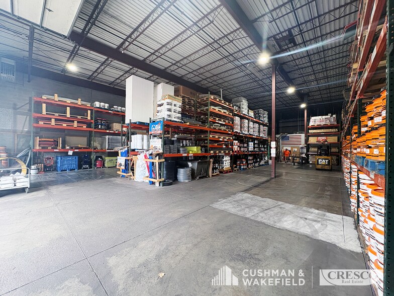 More Photos Of 7941-7951 Granger Rd, Valley View Service For Lease