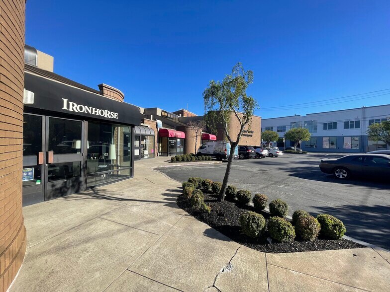 More Photos Of 121-151 Vermont St, San Francisco Showroom For Sale