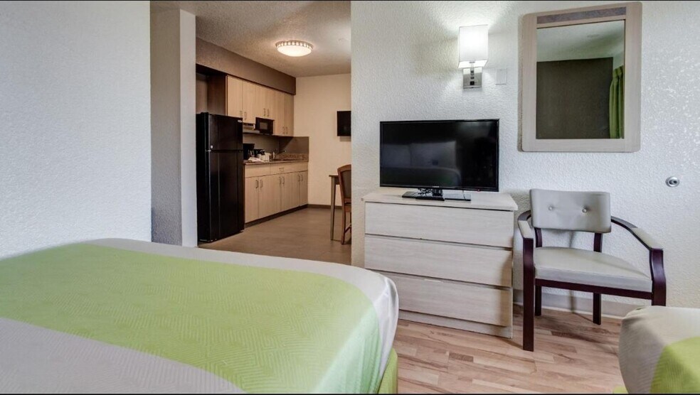 More Photos Of 11049 W Gateway Blvd, El Paso Hotel For Sale