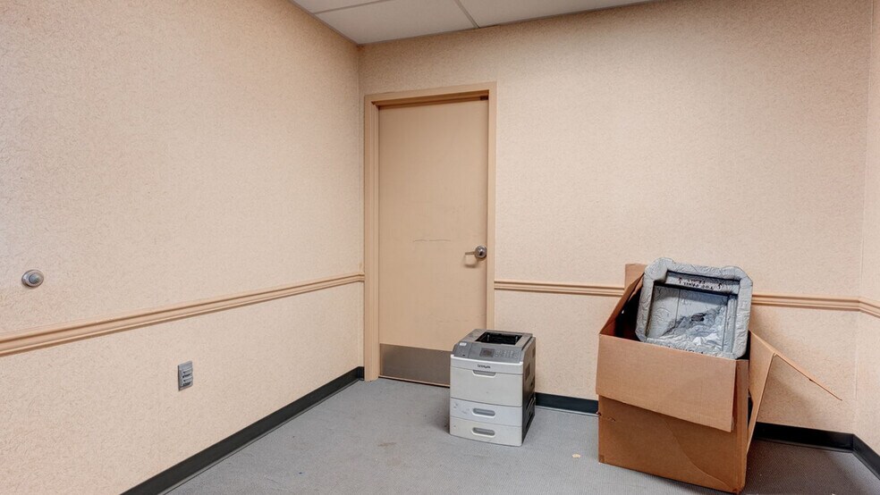 More Photos Of 85 Middletown Ave, North Haven Drugstore For Sale